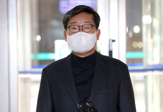 전해철 행정안전부 장관 후보자가 6일 오전 서울 종로구 임시 집무실에 출근하며 취재진 질문에 답변하고 있다. 전 후보자는 이날부터 국회 인사청문회 준비와 업무보고 등 인수인계 작업에 착수한다. <연합뉴스>